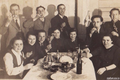 Ewa and Symcha Guterman in the company of friends, Płock, 1930s
